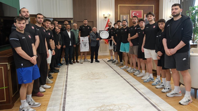BASKETBOL TAKIMINDAN BAŞKAN AŞGIN’A ZİYARET
